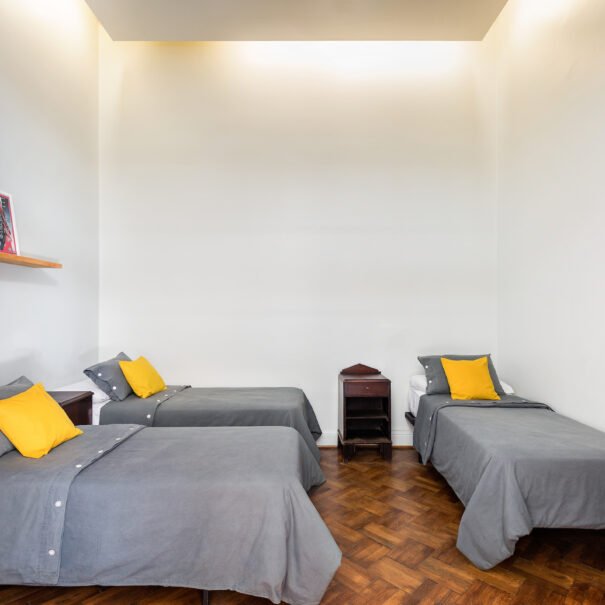 Milhouse Hostel Avenue, Buenos Aires, habitacion triple con baño privado