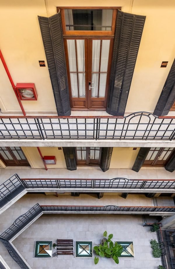Milhouse Hostel Avenue, Buenos Aires, patio casona antigua